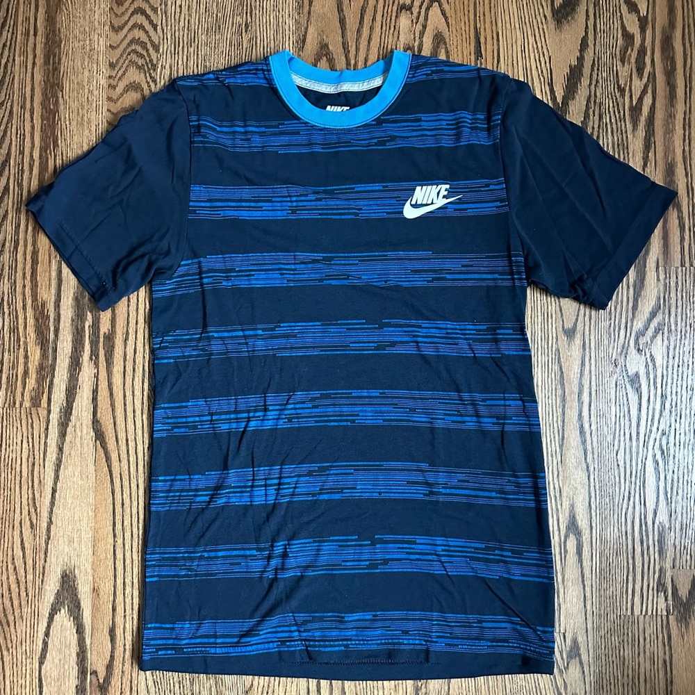 Nike Men's Blue Striped T-Shirt